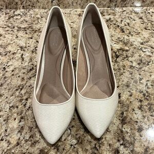 Woman’s Rockport Cream Pointed Toe Heels Size 7.5